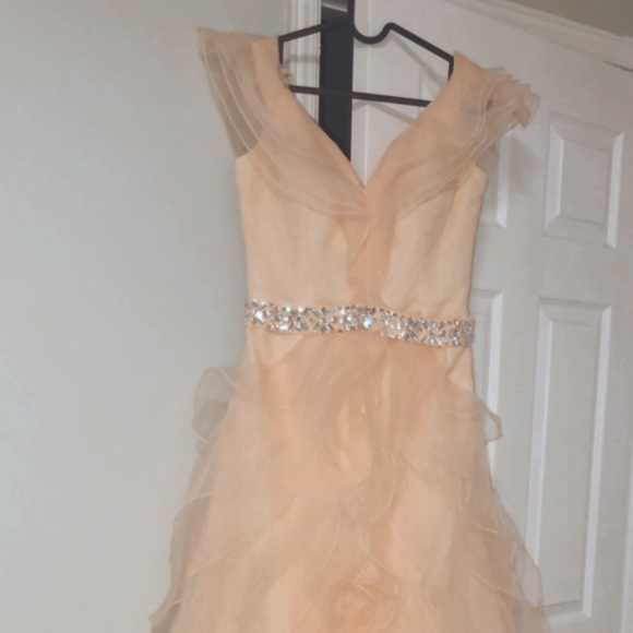 Beautiful prom or special occasion dress - Picture 1 of 4